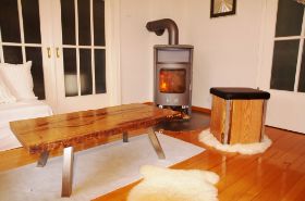 Tisch Warmes Holz trifft auf kühles Edelstahl